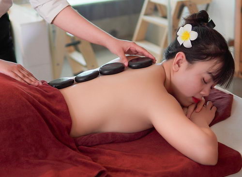 Massage Da Nong tai nha Hot Stone Massage