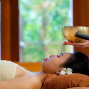 So Sánh Massage Chữa Lành Và Massage Yoni